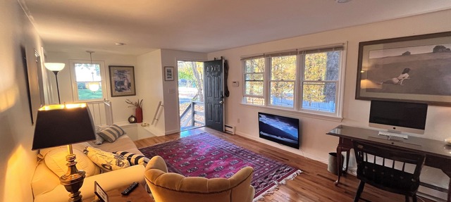 Charming 1000 Sq Ft 1 Bedroom Aupair Suite: Prime Wayland Location