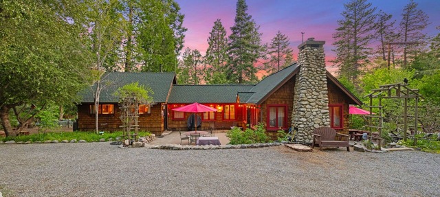 Charming 1937 Vintage Cottage 2 bedrooms/baths,(Sleeps 4) walk to town/creek