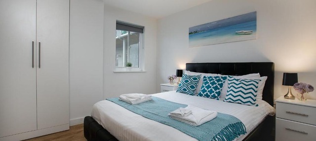 Charming 1Bed Flat with Private Balcony, Super Double Bed, Free Allocated Parking, and Easy Access to Tube & Central London
