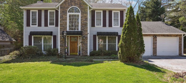 Charming 2-bed/2.5-bath House in delightful Stone Mountain with Private Yard