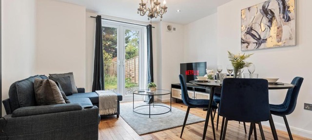 Charming 2-Bed Flat with Garden in London