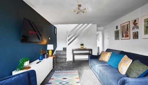 Charming 2 bed home, quiet village + free parking