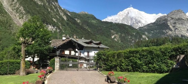Charming 2 bedrooms Chalet apartment in old farm house with garden