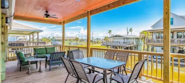 Charming 2-bedroom cottage on the canal in Jamaica Beach.