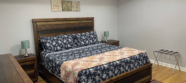 Charming 2-bedroom 1 bath, Livingroom, full kitchen, WiFi & AC in Alpharetta.
