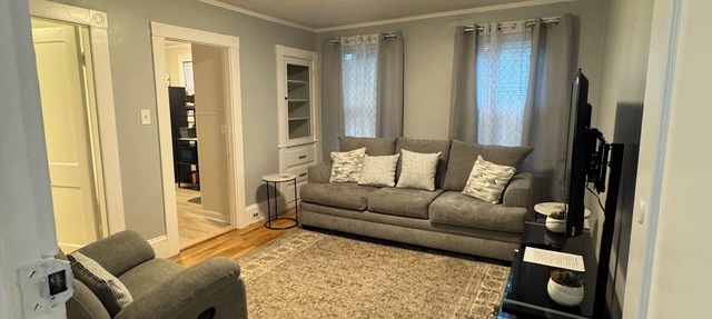 Charming 2-bedroom 2nd Fl apt in Manchester. Walking distance to restaurants