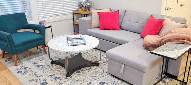 Charming 2-bedroom bed & breakfast condo in fabulous Washington with WiFi, AC