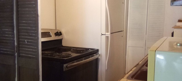 Charming 2-bedroom bungalow. Walking distance to the lake and pet friendly.