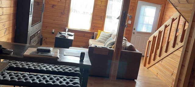 Charming 2-bedroom cabin with WiFi and AC in serene Toccoa