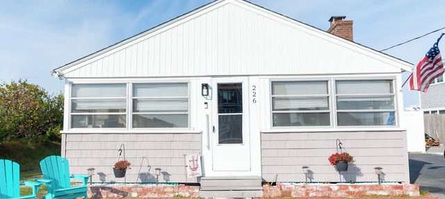 Charming 2-bedroom cottage at fabulous Seabrook Beach with breathtaking sunsets!