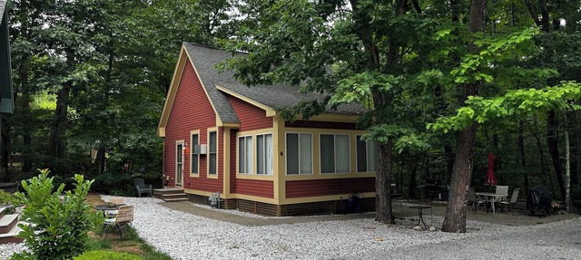 Charming 2-bedroom cottage in Westford, sandy beach, 2 pools, restaurant on site