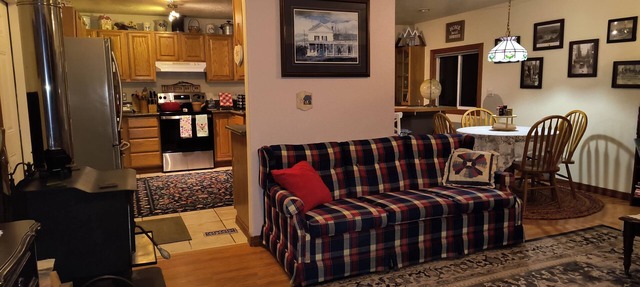 Charming 2-bedroom farmhouse in Willamina's relaxing countryside.
