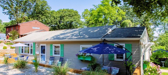 Charming 2-bedroom shore cottage with free parking