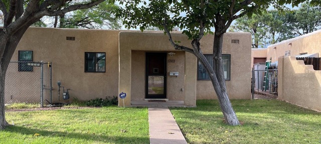 Charming 2-bedroom house with AC, WiFi, walking distance from UPTOWN!