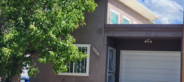 Charming 2-bedroom house with refrigerated air, fridge in guest room, and WiFi