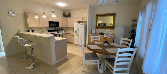 Charming 2-bedroom townhome in Green Valley w/WiFi, Grill, Patio, Near trails