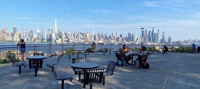 Charming 2 Bedrooms apt One Step to NYC