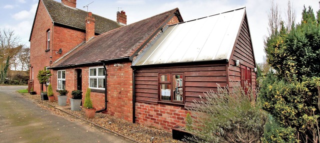 Charming 3 Bed Home with Garden & Parking near Worcester
