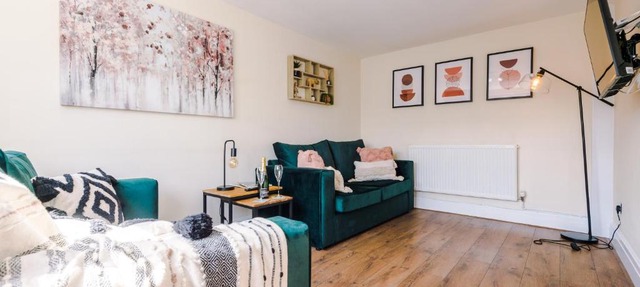 Charming 3-Bed cottage in Chester, ideal for Families & Workers, FREE Parking - Sleeps 7