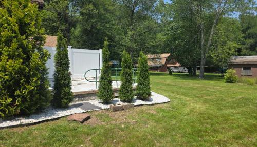 Charming 3 bedroom 2 bath home in Bloomfield with wishing well