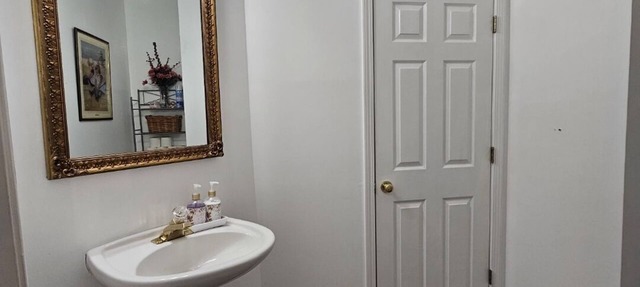 Charming 3-bedroom 3 ba house with WiFi, AC pet friendly in tranquil Suwanee
