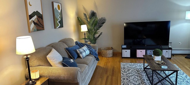 Charming 3-bedroom apartment with WiFi and AC in serene Albany