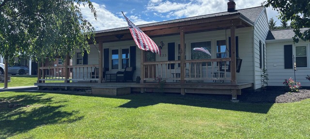 Charming 3-bedroom Country Porch Home with AC, WiFi in Welcoming Town of Dayton