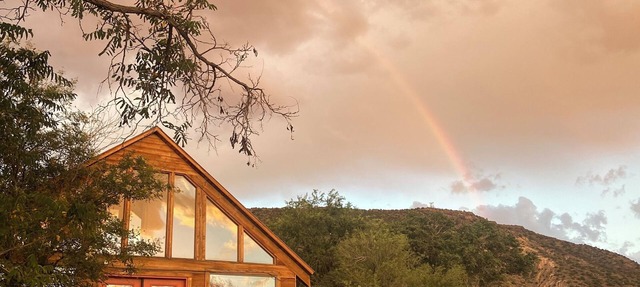 Charming 3-bedroom cabin with WiFi, AC in peaceful Ojo Caliente