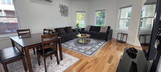 Charming 3-bedroom apartment in superb Schenectady with AC