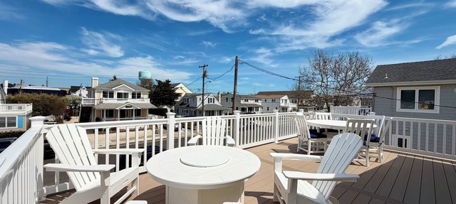 Charming 3-bedroom townhome 2 blocks from ocean and bay, in town of Stone Harbor