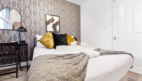 Charming 3BR Flat with Ensuite Master and Balcony