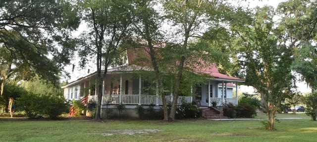 Charming 4-bedroom Farmhouse in Moncks Corner