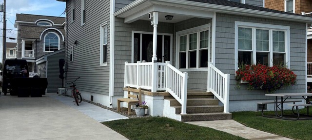 Charming 4-bedroom house with WiFi and AC on beach block in Brigantine