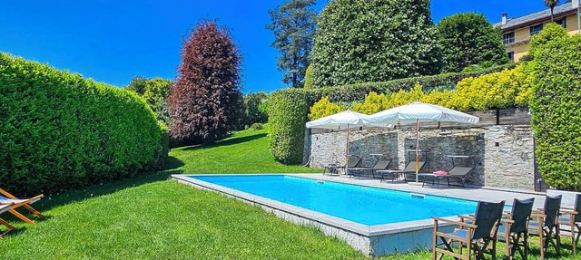 Charming 4½-room corner house with huge park and private pool