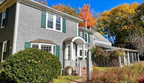 Charming 4BR colonial close to downtown