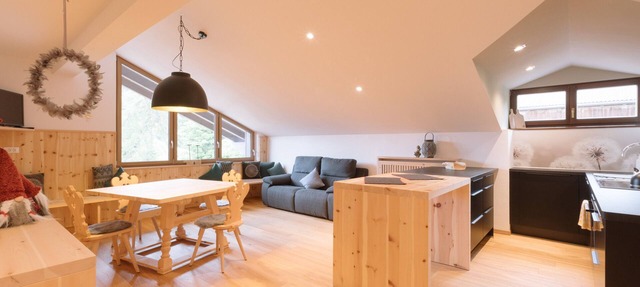 Charming and Cozy Holiday Home “Ferienwohnung SEA Wieserhof” with Mountain View, Balcony, Shared Garden & WiFi; Parking Available