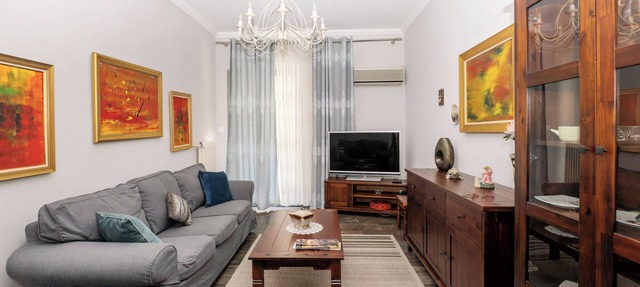 Charming & Authentic Gem - Walk to Port & Shops! Spacious with two balconies.