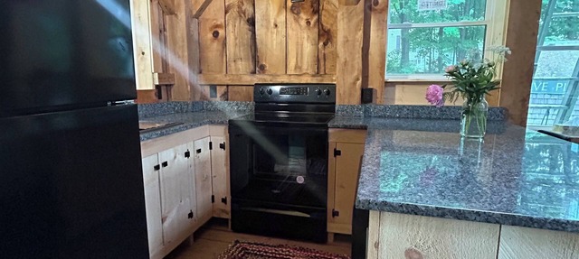 Charming barn studio apt, in lovely Peterborough NH overlooking the downtown.