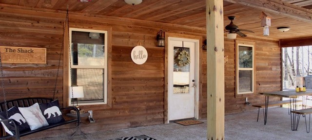 Charming cabin with outdoor soaking tub