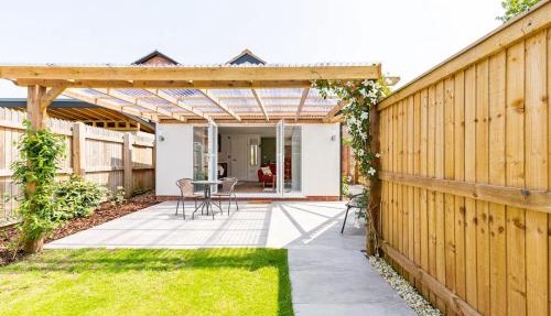 Charming Chester Studio with private garden & free parking