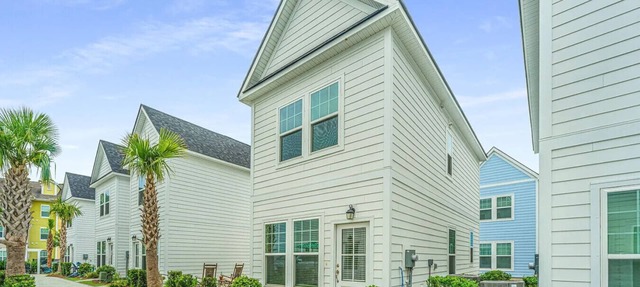 Charming Cottage-resort style pool, pickleball