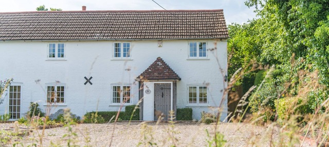 Charming countryside cottage with large garden