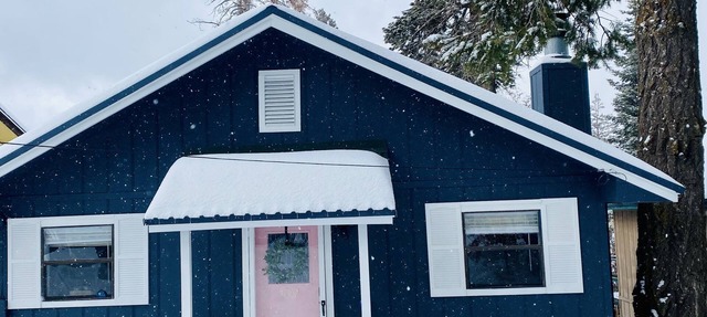 Charming& Cozy Cabin walking distance to downtown and trails