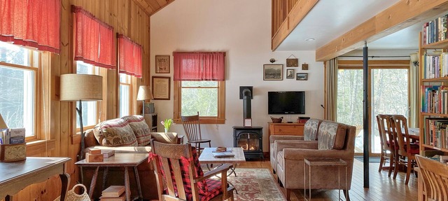 Charming & Cozy Mountain View Cottage with River Hi-spd-wifi/pets welcome