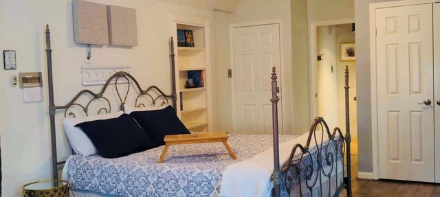 Charming Cozy studio in Sugar Land TX with AC, small pets ok.