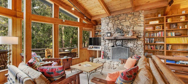 Charming, Dog-Friendly Two-Story Cabin Lodge with Deck - Great for Families