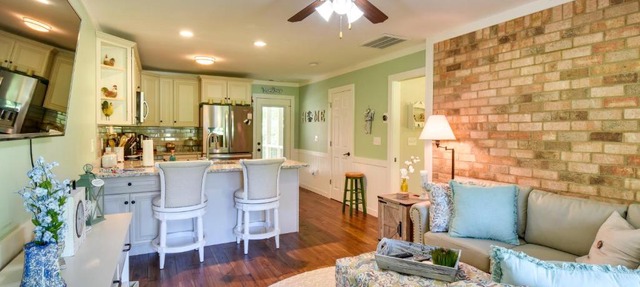 Charming Duplex: 12 Mi to UGA & Sanford Stadium!