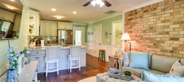 Charming Duplex: 12 Mi to UGA & Sanford Stadium!
