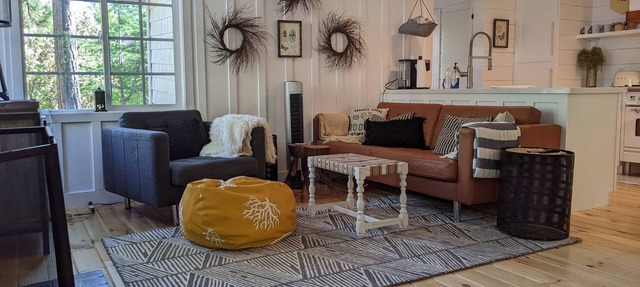 Charming Fox Cottage w/Wood Burning Fireplace