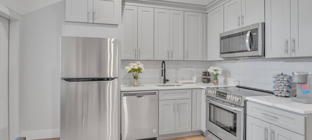 Charming Gem In Newark 3 Bedroom Apts by RedAwning